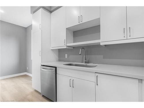 186 Hodgkins Avenue Avenue, Thorold, ON - Indoor Photo Showing Kitchen