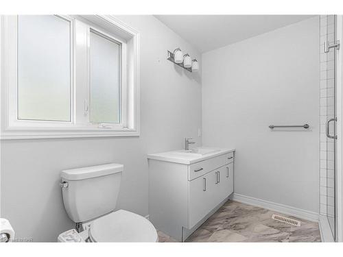 186 Hodgkins Avenue Avenue, Thorold, ON - Indoor Photo Showing Bathroom