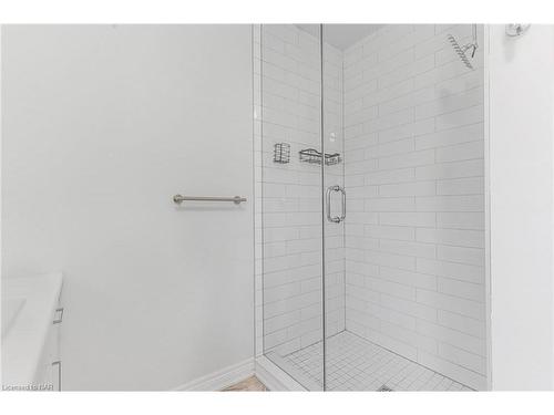 186 Hodgkins Avenue Avenue, Thorold, ON - Indoor Photo Showing Bathroom