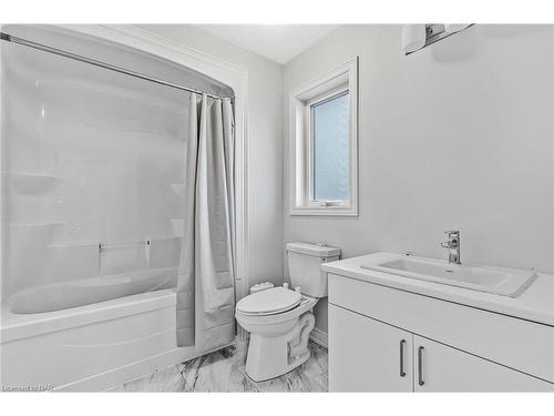 186 Hodgkins Avenue Avenue, Thorold, ON - Indoor Photo Showing Bathroom