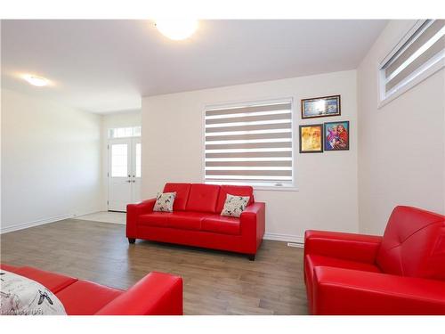 8077 Brookside Drive, Niagara Falls, ON - Indoor Photo Showing Living Room