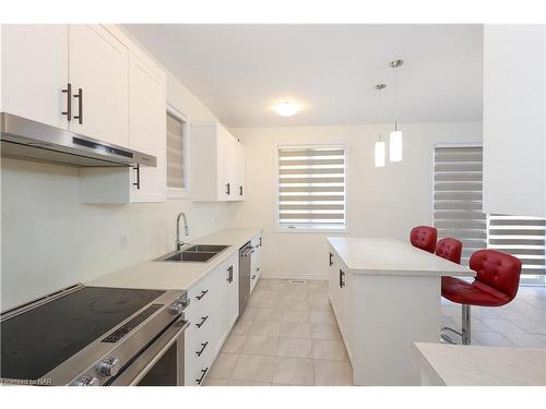 8077 Brookside Drive, Niagara Falls, ON - Indoor Photo Showing Kitchen With Double Sink With Upgraded Kitchen