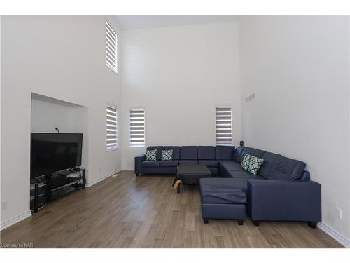 8077 Brookside Drive, Niagara Falls, ON - Indoor Photo Showing Living Room