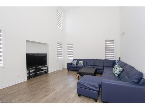 8077 Brookside Drive, Niagara Falls, ON - Indoor Photo Showing Living Room