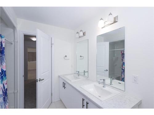 8077 Brookside Drive, Niagara Falls, ON - Indoor Photo Showing Bathroom