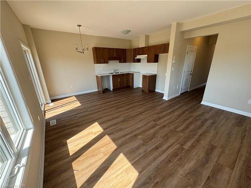 7401 Marvel Drive, Niagara Falls, ON - Indoor Photo Showing Kitchen