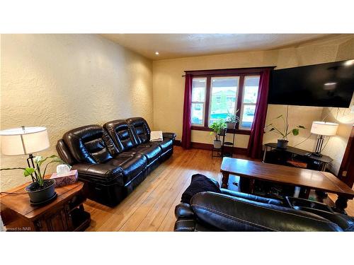 35 Victoria Street, Welland, ON - Indoor Photo Showing Living Room