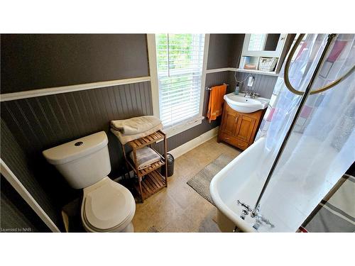 35 Victoria Street, Welland, ON - Indoor Photo Showing Bathroom