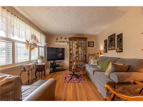 52 Chantler Road, Welland, ON - Indoor Photo Showing Living Room