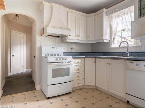 138 George Street, St. Catharines, ON - Indoor Photo Showing Kitchen With Double Sink