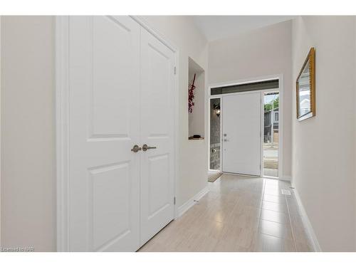 124 Blackbird Way, Hamilton, ON - Indoor Photo Showing Living Room