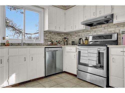 7693 Ronnie Crescent, Niagara Falls, ON - Indoor Photo Showing Kitchen With Upgraded Kitchen