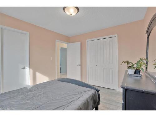 7693 Ronnie Crescent, Niagara Falls, ON - Indoor Photo Showing Bedroom