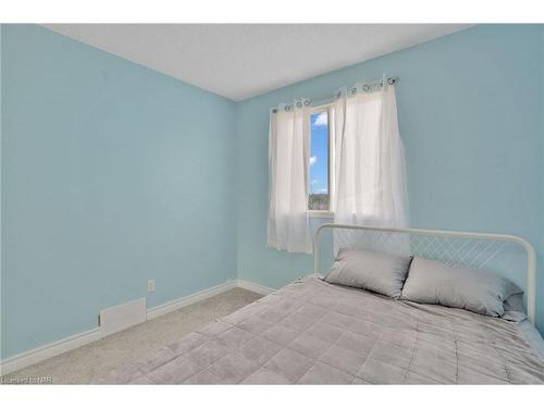 7693 Ronnie Crescent, Niagara Falls, ON - Indoor Photo Showing Bedroom