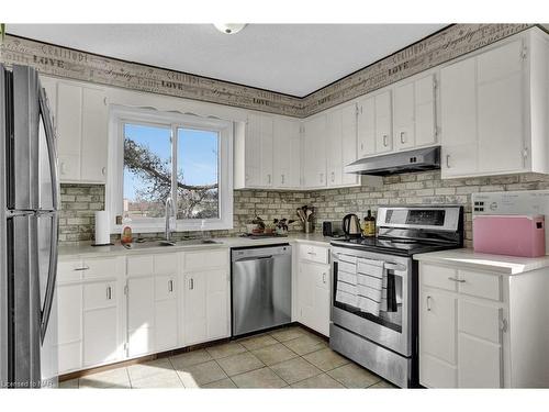 7693 Ronnie Crescent, Niagara Falls, ON - Indoor Photo Showing Kitchen