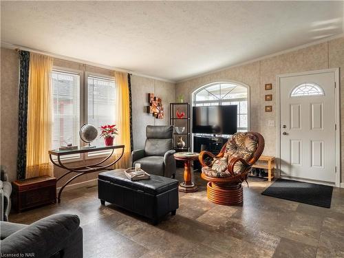 323-23 Four Mile Creek Road, Niagara-On-The-Lake, ON - Indoor Photo Showing Living Room