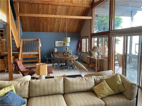 4337 Erie Rd Road, Crystal Beach, ON - Indoor Photo Showing Living Room