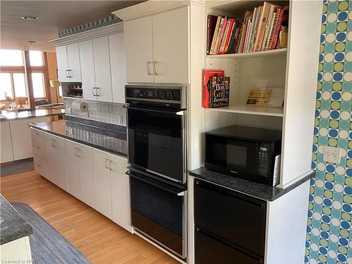 4337 Erie Rd Road, Crystal Beach, ON - Indoor Photo Showing Kitchen