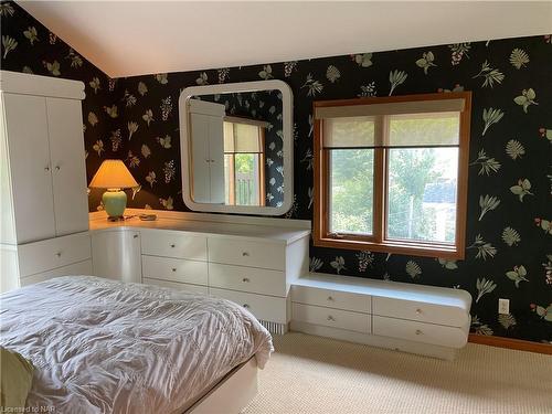 4337 Erie Rd Road, Crystal Beach, ON - Indoor Photo Showing Bedroom