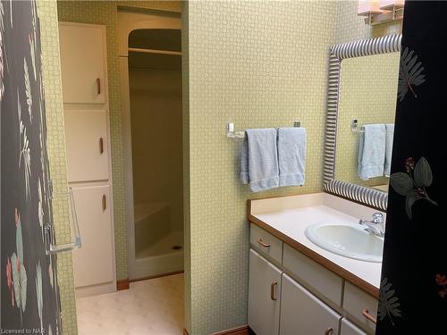 4337 Erie Rd Road, Crystal Beach, ON - Indoor Photo Showing Bathroom