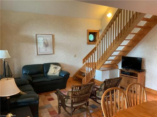 4337 Erie Rd Road, Crystal Beach, ON - Indoor Photo Showing Living Room