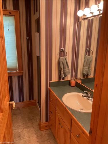 4337 Erie Rd Road, Crystal Beach, ON - Indoor Photo Showing Bathroom