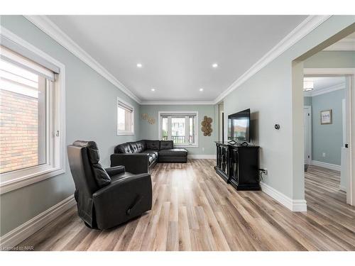 5901 Murray Street, Niagara Falls, ON - Indoor Photo Showing Living Room