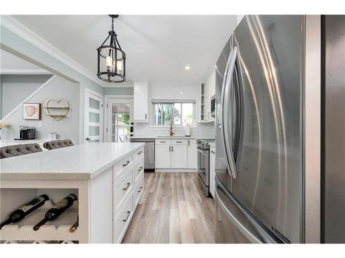 5901 Murray Street, Niagara Falls, ON - Indoor Photo Showing Kitchen With Upgraded Kitchen