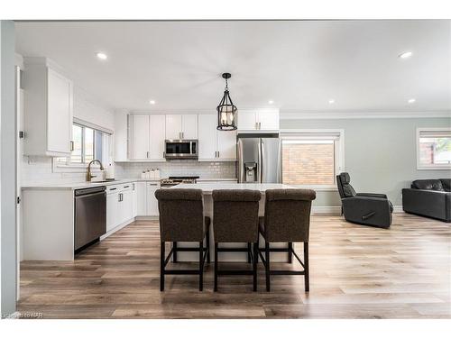 5901 Murray Street, Niagara Falls, ON - Indoor Photo Showing Kitchen With Upgraded Kitchen