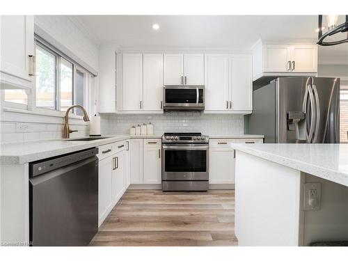 5901 Murray Street, Niagara Falls, ON - Indoor Photo Showing Kitchen With Upgraded Kitchen