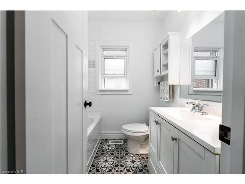 5901 Murray Street, Niagara Falls, ON - Indoor Photo Showing Bathroom