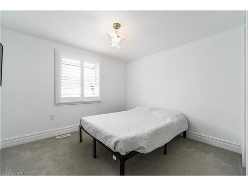 5901 Murray Street, Niagara Falls, ON - Indoor Photo Showing Bedroom