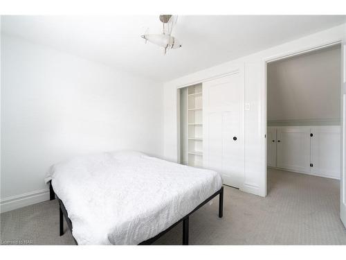 5901 Murray Street, Niagara Falls, ON - Indoor Photo Showing Bedroom