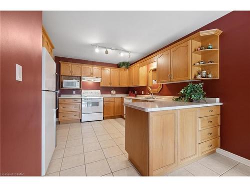 18-1439 Niagara Stone Road, Niagara-On-The-Lake, ON - Indoor Photo Showing Kitchen