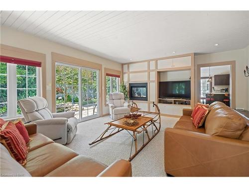 894 Oakhill Boulevard, Ridgeway, ON - Indoor Photo Showing Living Room
