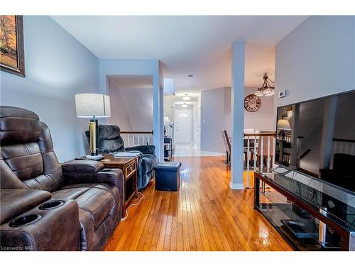 28-5070 Drummond Road, Niagara Falls, ON - Indoor Photo Showing Living Room