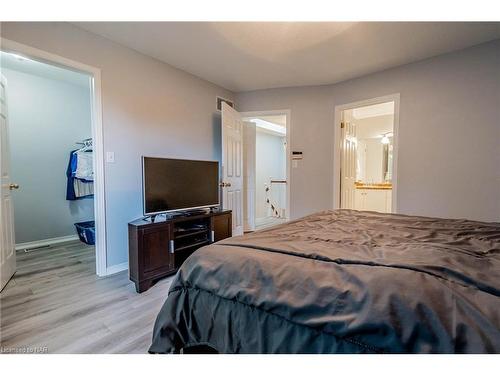 28-5070 Drummond Road, Niagara Falls, ON - Indoor Photo Showing Bedroom