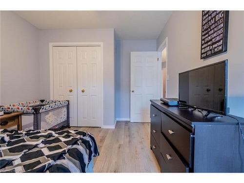 28-5070 Drummond Road, Niagara Falls, ON - Indoor Photo Showing Bedroom