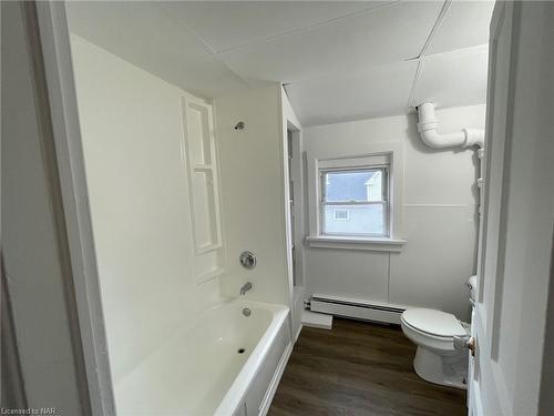 5 Lewis Street, Fort Erie, ON - Indoor Photo Showing Bathroom