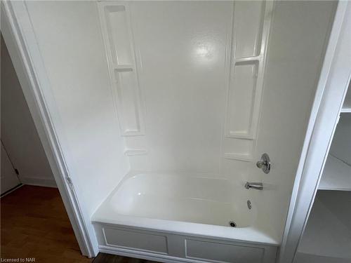 5 Lewis Street, Fort Erie, ON - Indoor Photo Showing Bathroom