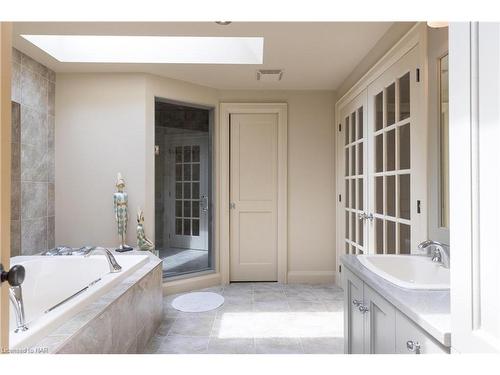 11 Norris Place, St. Catharines, ON - Indoor Photo Showing Bathroom