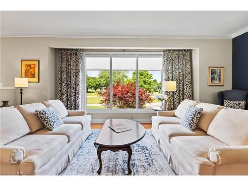 7 Thorncrest Road, Port Colborne, ON - Indoor Photo Showing Living Room