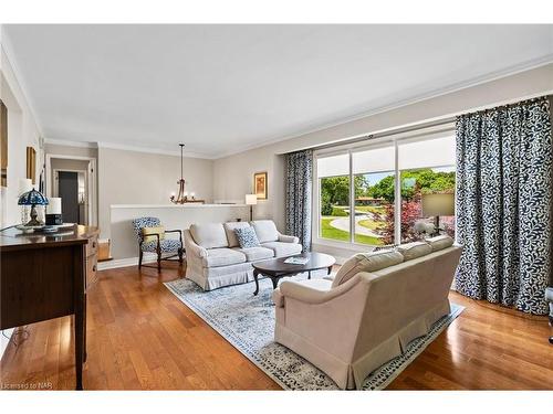 7 Thorncrest Road, Port Colborne, ON - Indoor Photo Showing Living Room