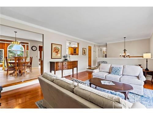 7 Thorncrest Road, Port Colborne, ON - Indoor Photo Showing Living Room