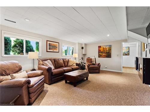 7 Thorncrest Road, Port Colborne, ON - Indoor Photo Showing Living Room