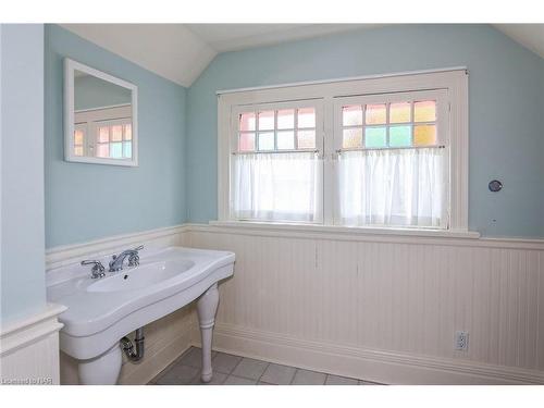 129 Johnson Street, Niagara-On-The-Lake, ON - Indoor Photo Showing Bathroom