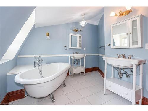 129 Johnson Street, Niagara-On-The-Lake, ON - Indoor Photo Showing Bathroom