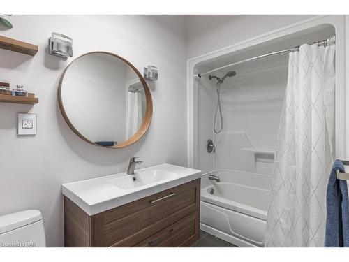 2 Mallette Crescent, Niagara-On-The-Lake, ON - Indoor Photo Showing Bathroom