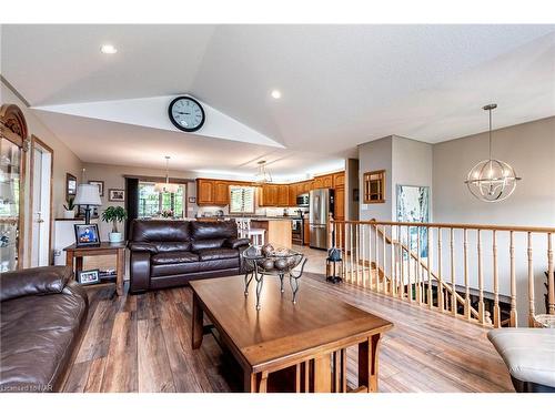 140 Helen Street, Port Colborne, ON - Indoor Photo Showing Living Room