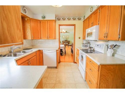 8204 Schisler Road, Niagara Falls, ON - Indoor Photo Showing Kitchen With Double Sink